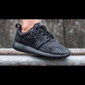 Nike Roshe Triple Black DMB